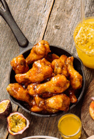 Pikantie spārniņi mango un marakujas glazūrā