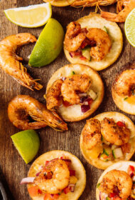 Tostadas ar tīģergarnelēm un marakujas salsu