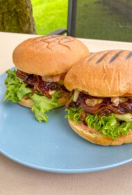 LIELLOPA BURGERS AR KARAMELIZĒTIEM SĪPOLIEM