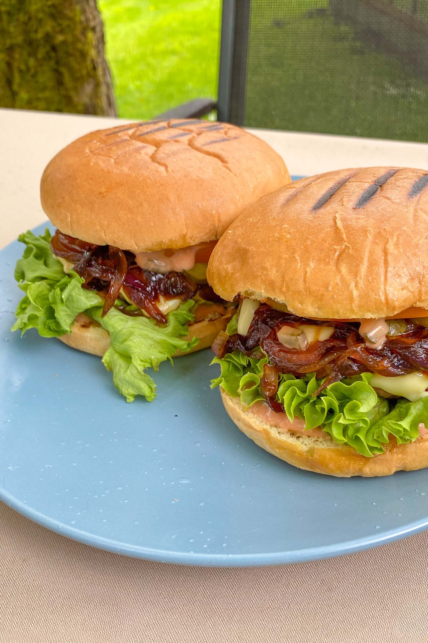 LIELLOPA BURGERS AR KARAMELIZĒTIEM SĪPOLIEM