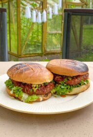 Liellopa Korejas BBQ burgers ar maigu majonēzi, lociņu salsu un piena salātiem