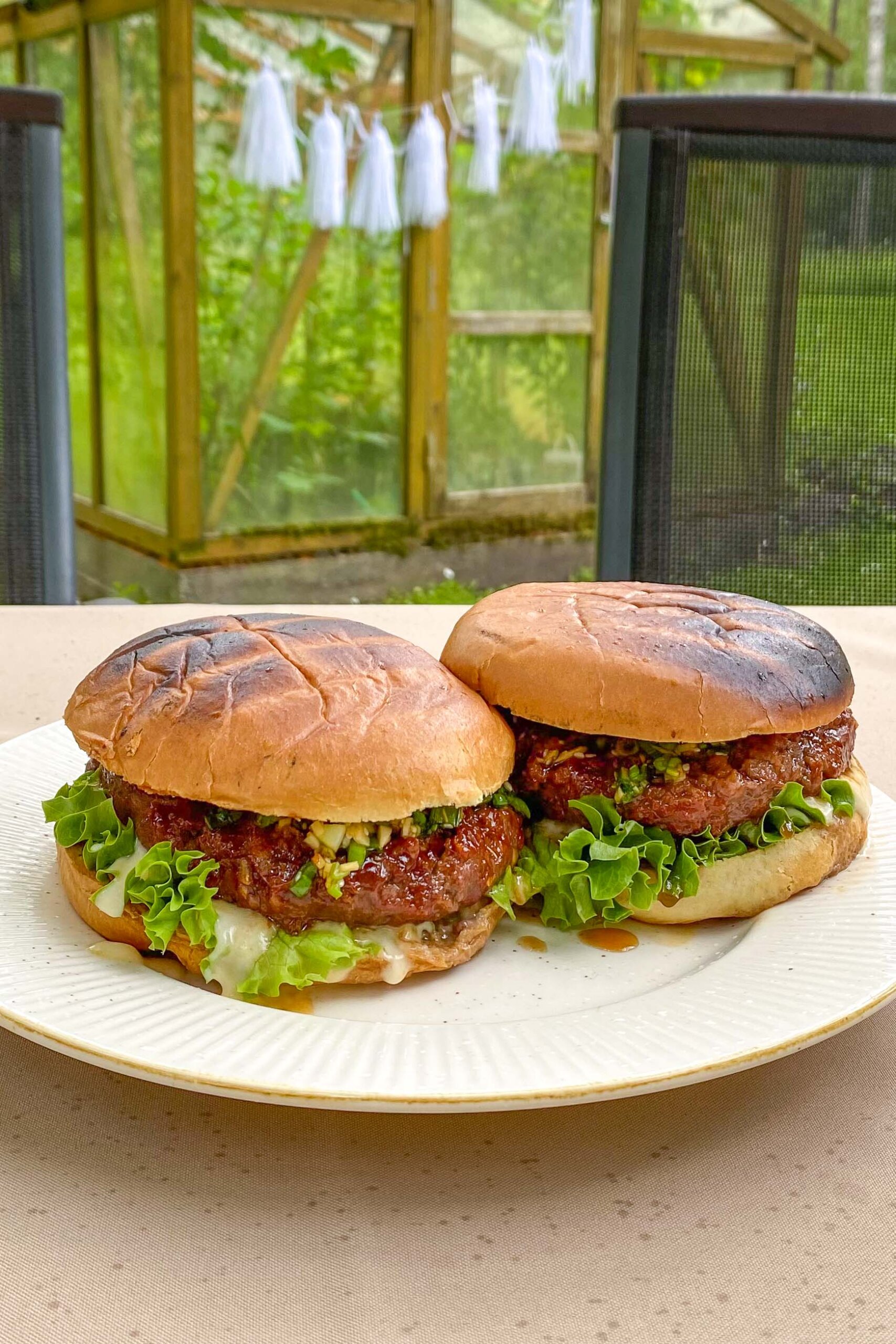 Liellopa Korejas BBQ burgers ar maigu majonēzi, lociņu salsu un piena salātiem