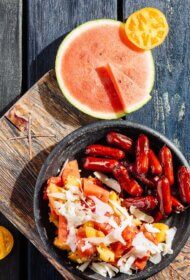 Dūmotās cepamdesas un tomātu un arbūzu salātiem