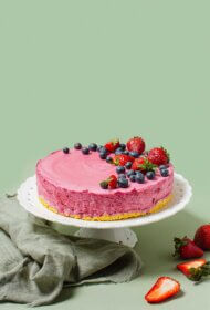 Upeņu musa kūka ar kukurūzas kraukšķi