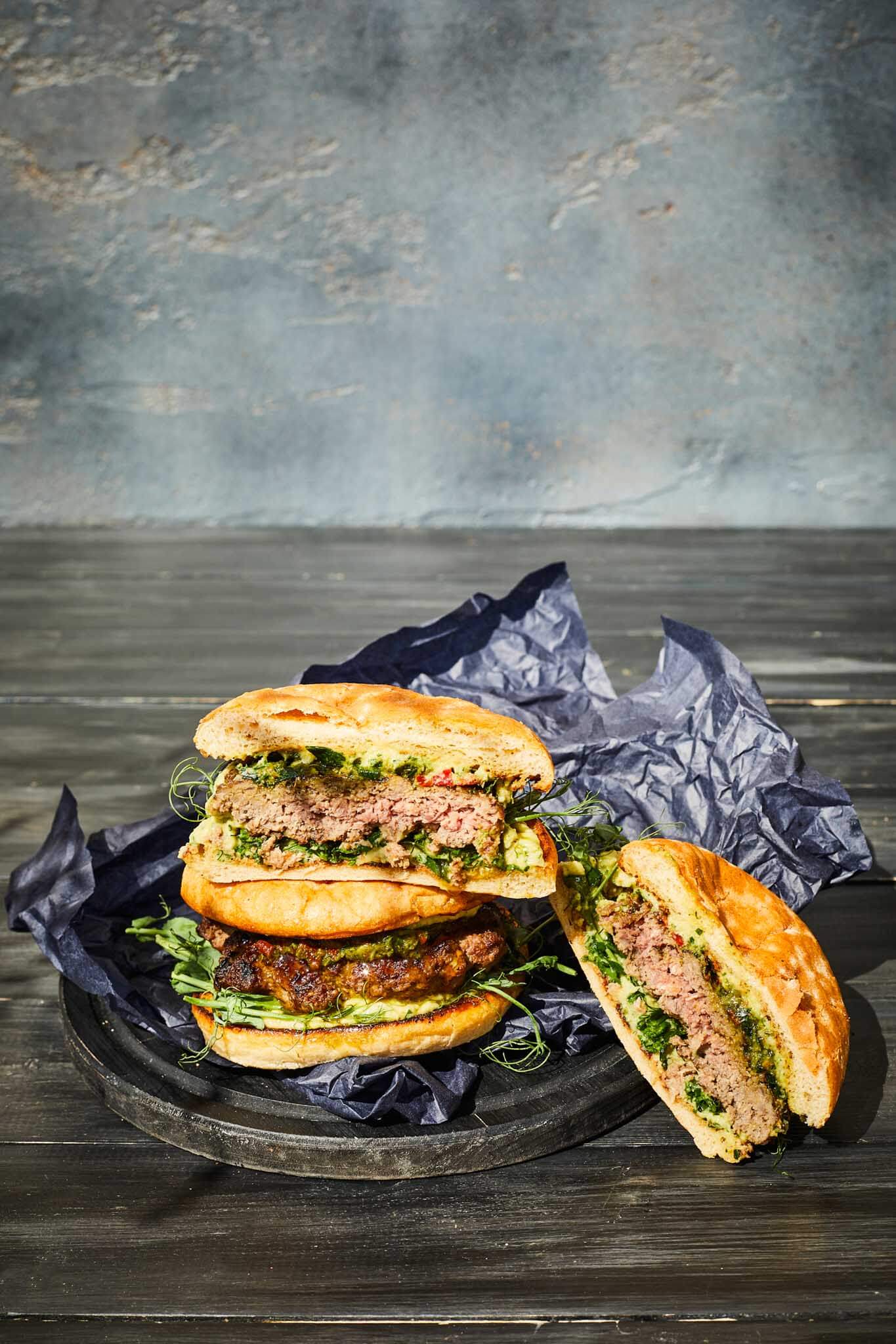 Jēra burgers ar humosu un čimicuri mērci