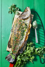 Grilēta vesela zivs ar ķiploku un pētersīļu sviestu un citronu