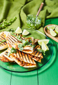 Maltās gaļas kesadiljas ar kukurūzu un kinzas salsu