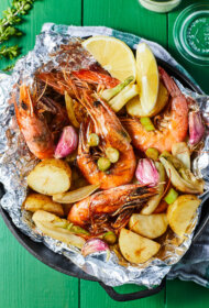 Folijā grilētas garneles ar fenheli, jaunajiem kartupeļiem un citronu alioli