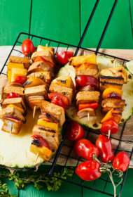 Tofu, ananasu un dārzeņu iesmiņi terijaki marinādē