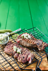 Melnā angusa steiks ar sezonas garšaugu un zilā siera sviestu