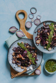 Grilēts astoņkājis ar melnajiem rīsiem