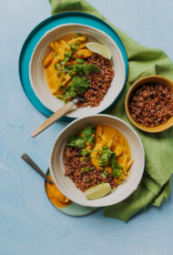 Jauno burkānu un mango karijs ar vistu