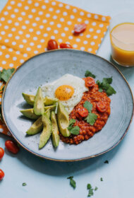 Tomātu un sarkano lēcu karijs ar ceptu olu