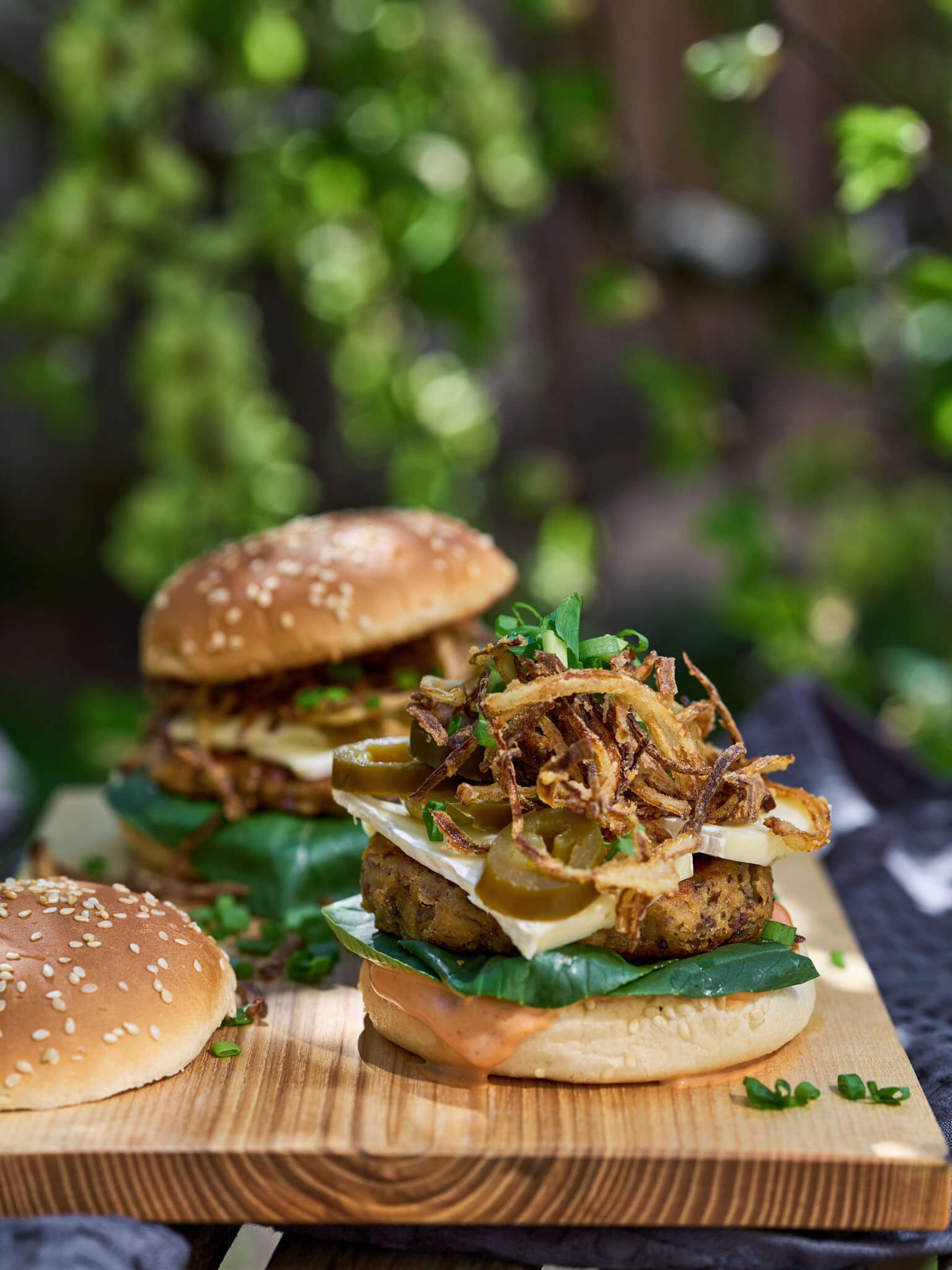VEĢETĀRAIS BURGERS AR FRITĒTIEM SĪPOLIEM