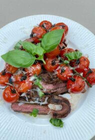 Steiks ar grilētiem ķirštomātiem