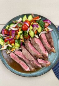 Grilēts steiks ar saldskābajiem Āzijas gurķu un sīpolu salātiem un sezonas garšaugiem