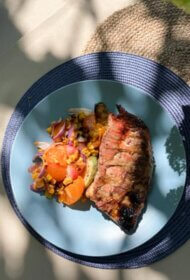 Cūkgaļas ribiņas ar grilētu persiku un tomātu salātiem