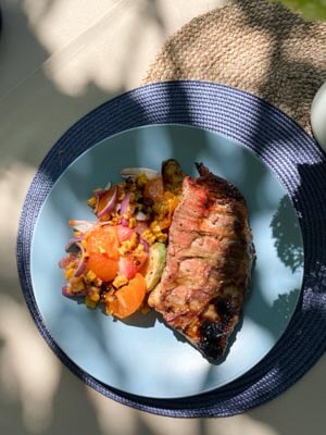 Cūkgaļas ribiņas ar grilētu persiku un tomātu salātiem