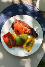 BBQ ribiņas ar grilētu marinētu papriku