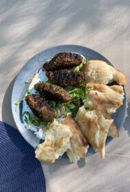 Ļuļa kebabs ar kraukšķīgiem gurķu salātiem