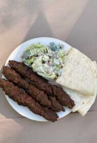 Ļuļa kebabs, turku zirņu un gurķu salāti ar jogurta, medus un piparmētru mērci