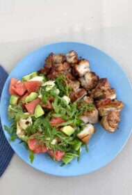 Grilēts vistas šašliks ar arbūzu un avokado salātiem