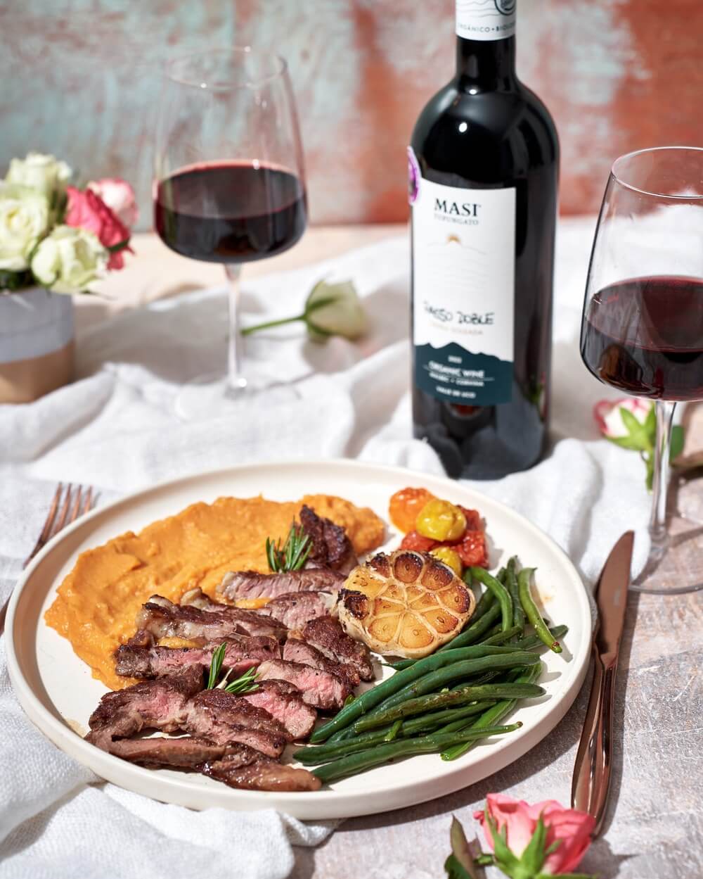 Rib-eye steiks ar batāšu biezeni un pākšu pupiņām