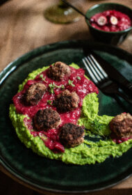 Gaļas bumbiņas dzērveņu mērcē ar zirnīšu biezeni