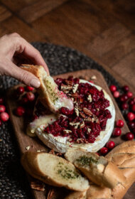 Cepts brī ar dzērveņu čatniju