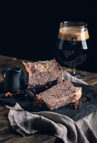 Aknu un cūkgaļas terīne ar portera un tumšo plūmju mērci