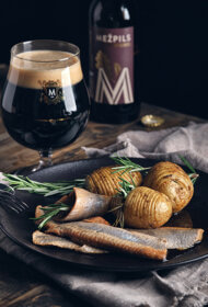 Porterī un sarkanvīna etiķī marinēta siļķe