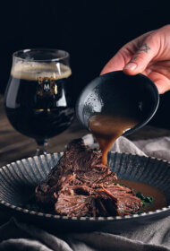 Porterī un upeņu sulā lēni gatavoti teļa vaigi