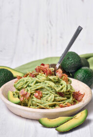 Pasta Carbonara ar avokado mērci