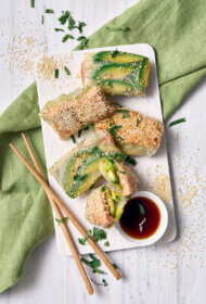 Pikantas laša un avokado rīspapīra kabatiņas ar ponzu mērci