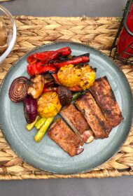 Grilētas ribiņas ar dārzeņiem brūnā cukura glazūrā