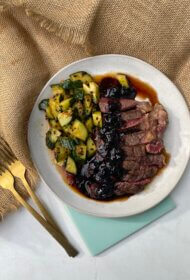 Steiks melleņu un balzametiķa mērcē ar korejiešu gurķu salātiem