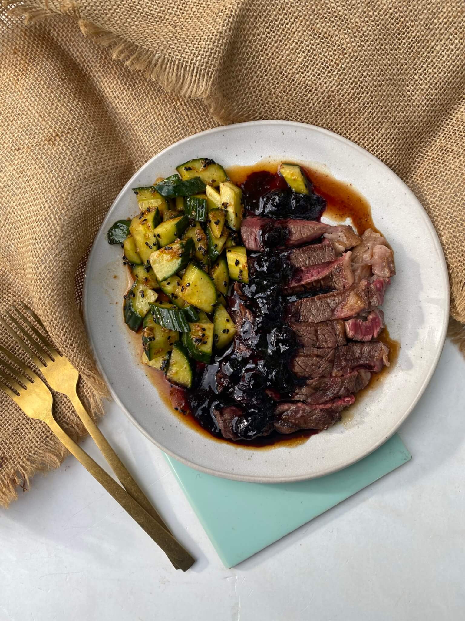 Steiks melleņu un balzametiķa mērcē ar korejiešu gurķu salātiem