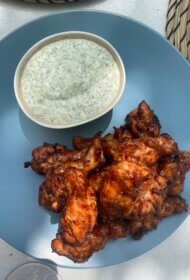 Grilēti vistas pus-spārni, burbona – melno piparu BBQ glazūrā ar “Rančo” mērci