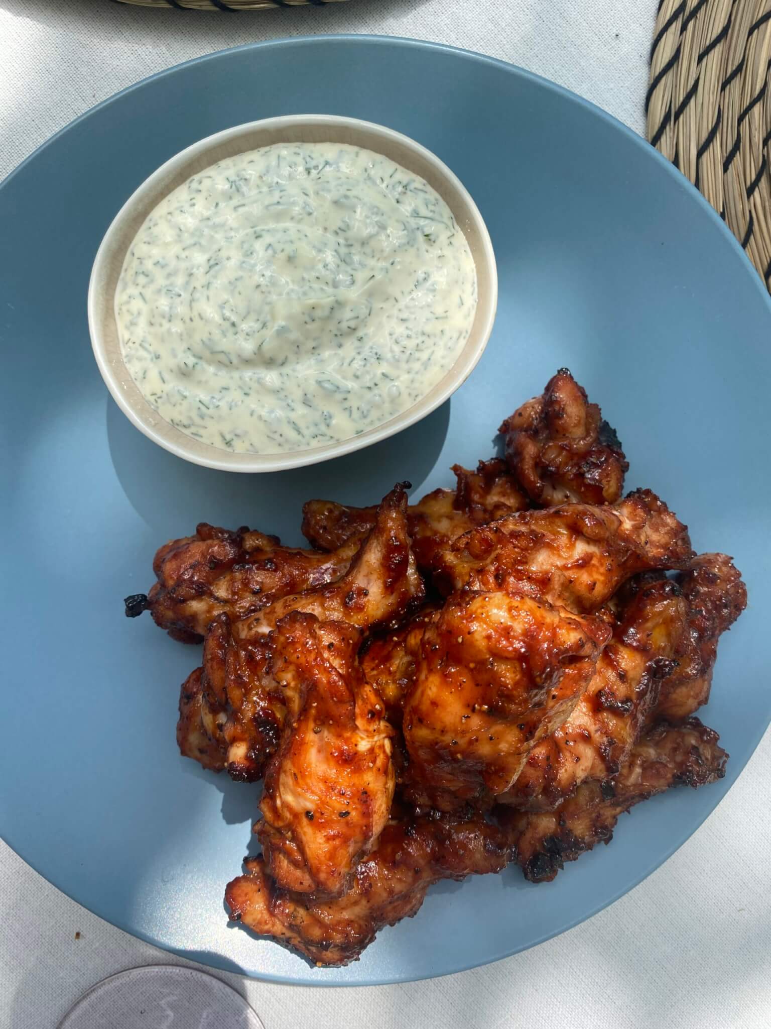 Grilēti vistas pus-spārni, burbona – melno piparu BBQ glazūrā ar “Rančo” mērci