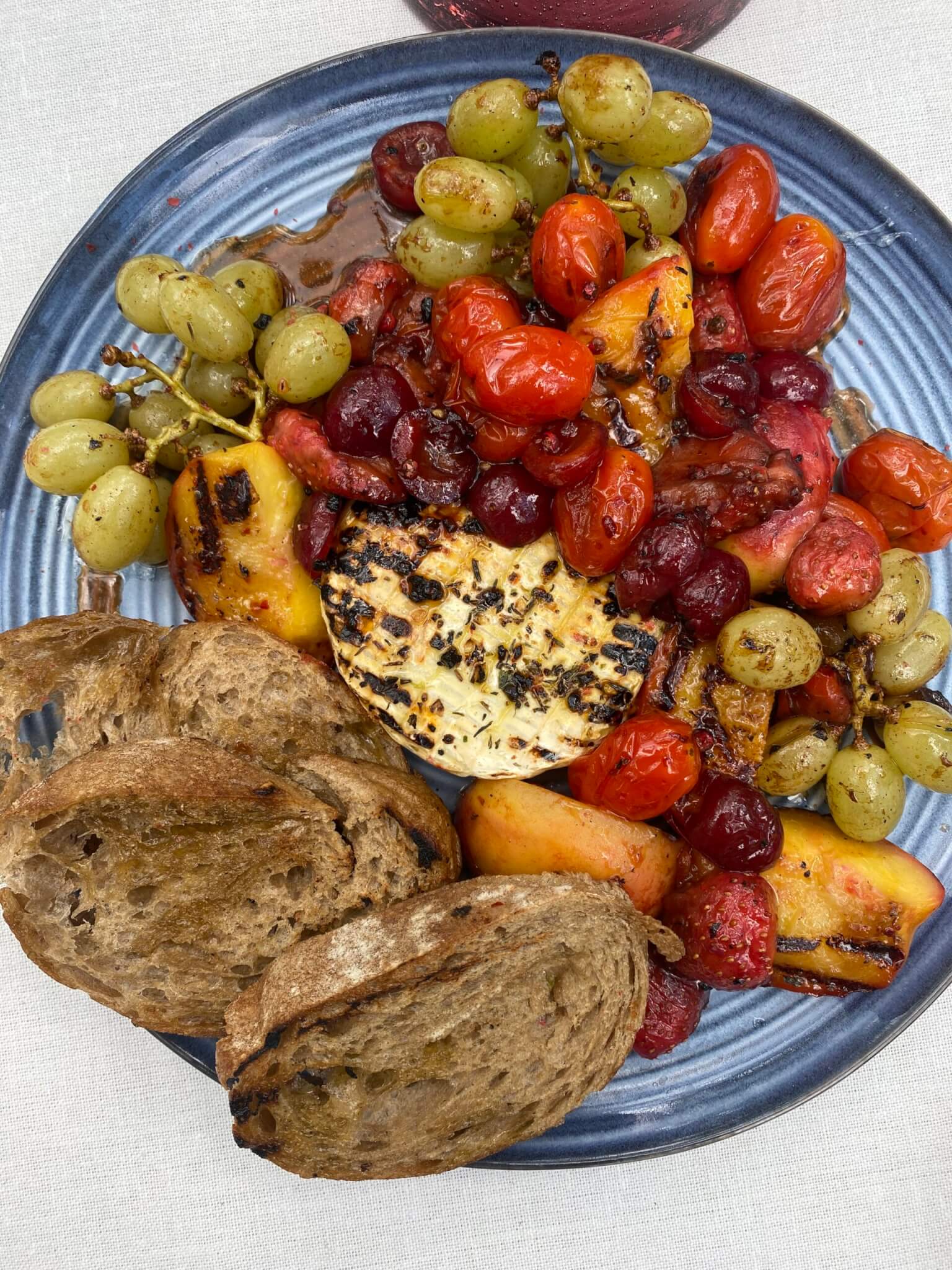 Grilēti augļi ar kamambēru