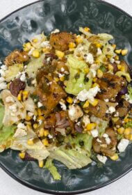 Grilētu ananāsu un kukurūzas salāti ar fetas sieru