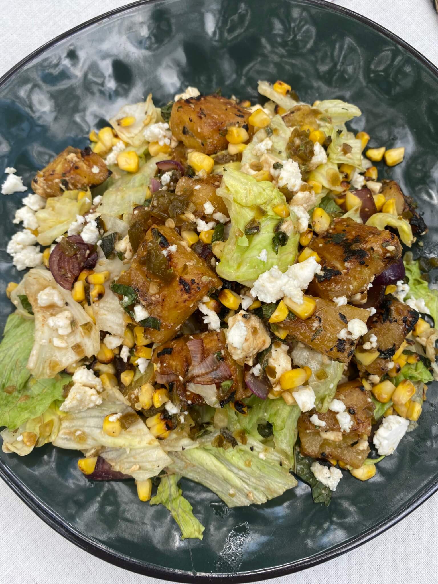 Grilētu ananāsu un kukurūzas salāti ar fetas sieru