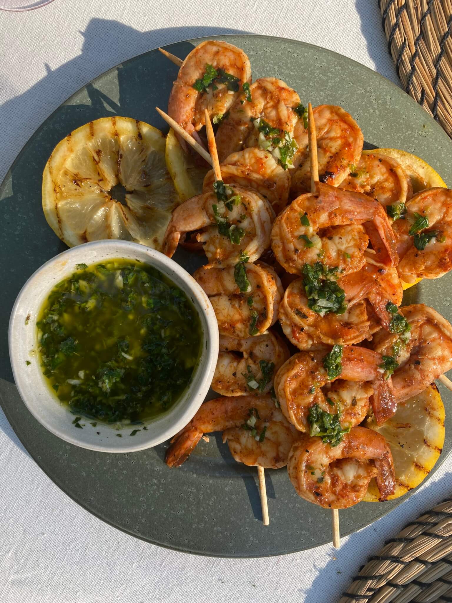 Garneļu iesmiņi ar čimičuri mērci