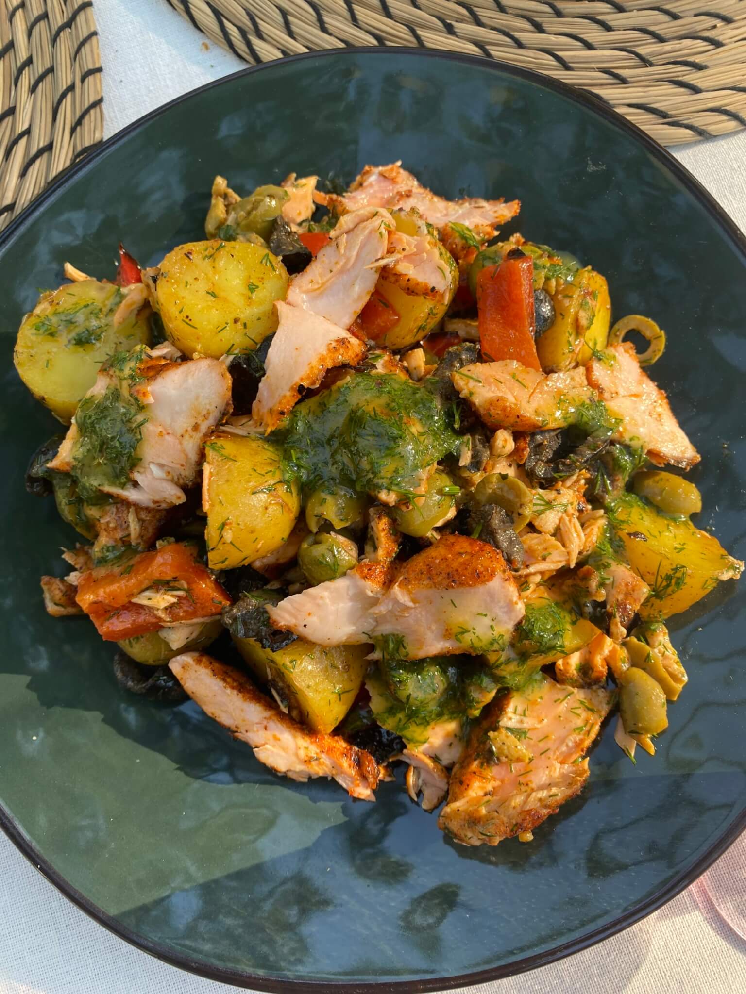 Grilēta laša un sarkanās paprikas salāti ar jaunajiem kartupelīšiem