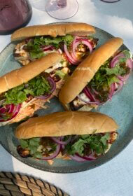 Grilēta Halloumi “hot dogs” ar zaļo jalapeño džemu