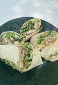 Vistas šķiņķa kebabs ar svaigu gurķu salātiem