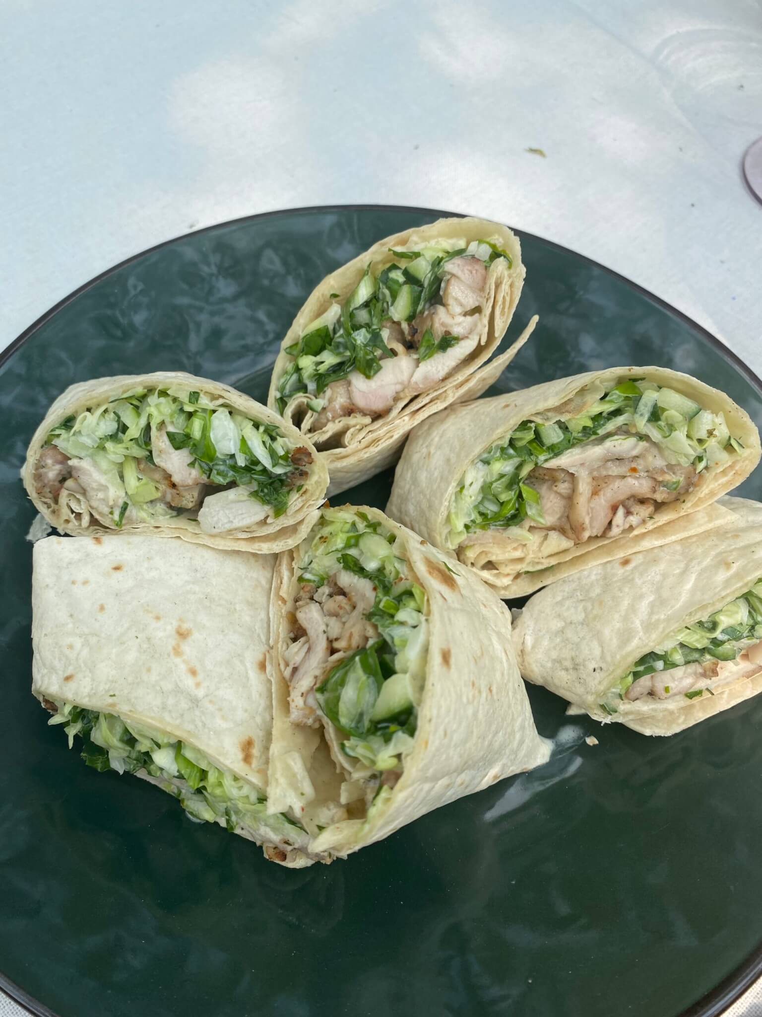 Vistas šķiņķa kebabs ar svaigu gurķu salātiem