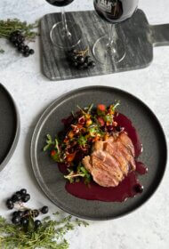 Ceptas pīles filejas un rudens sakņu siltie salāti ar sildošām garšvielām, rukolu un lazdu riekstiem