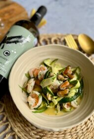 Siltās jūras veltes ar cukīni nūdelēm vieglā olīveļļas, citrusu un ķiploku sviesta mērcē