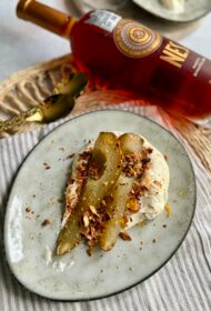 Krāsnī cepti bumbieri ar sālītām mandelēm, apelsīnu gabaliņiem un putotu vaniļas maskarpones krēmu